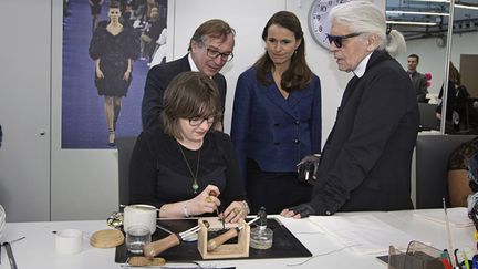 Aurélie Filippetti et Karl Lagerfeld visitent les ateliers Chanel le 7 février 2014.
 (Joel Saget / AFP)