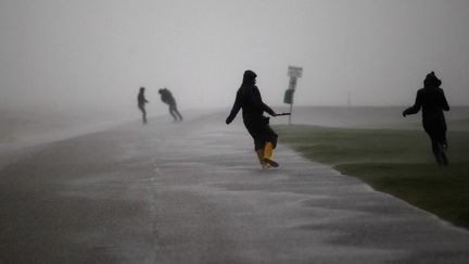 Des promeneurs luttent contre le vent alors que la temp&ecirc;te Xaver s'approche des c&ocirc;tes de Norddeich (Allemagne), le 5 d&eacute;cembre 2013. (INA FASSBENDER / REUTERS)