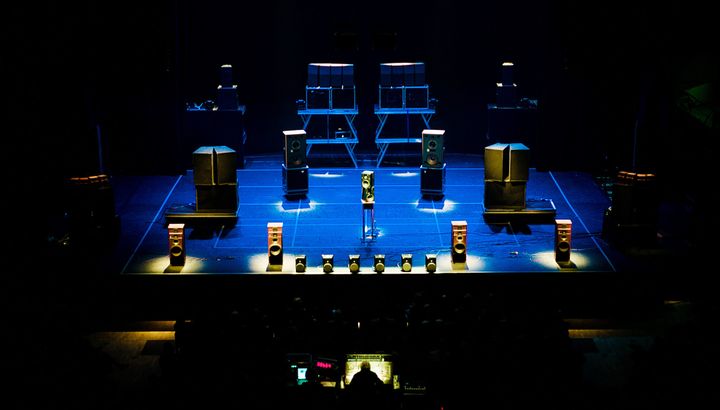 Pierre Henry face aux baffles - La Philharmonie.
 (Julien Mignot / Philharmonie de Paris )