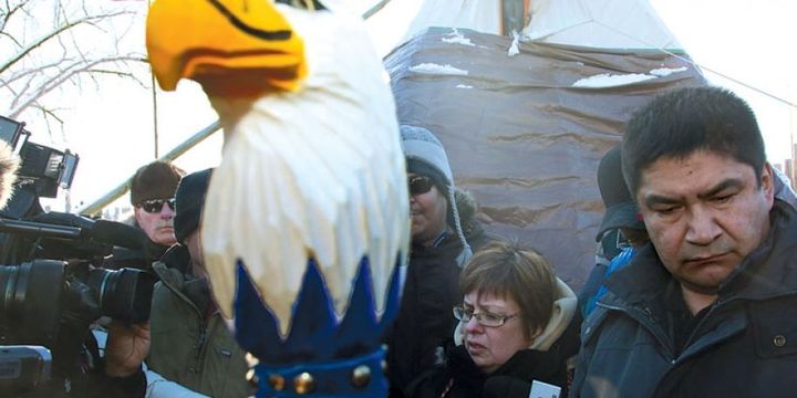 Conférence de presse de Theresa Spence devant son tipi où elle mène une grève de la faim (Photo : La Presse canadienne/ Fred Chartrand)