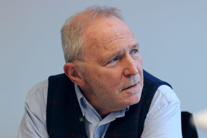 L'eurodéputé Renaissance Bernard Guetta, dans son bureau du Parlement européen à Bruxelles (Belgique), le 5 mars 2024. (FABIEN JANNIC-CHERBONNEL / FRANCEINFO)