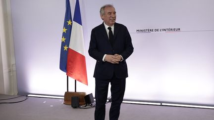 Le Premier ministre François Bayrou s'apprête après une réunion sur la situation à Mayotte dévastée par le cyclone tropical Chido, au Centre de crise du ministère de l'Intérieur, à Paris, le 14 décembre 2024. (STEPHANE DE SAKUTIN / AFP)