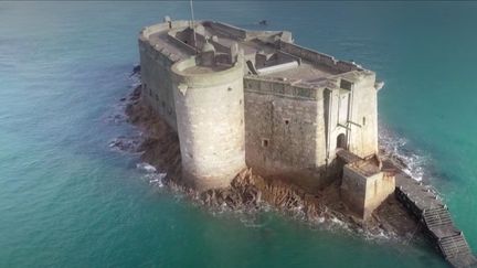 Fenêtre sur : le mystérieux château du Taureau, dans le Finistère