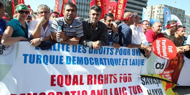 Manifestation d'alévis turcs en octobre pour demander les mêmes droits que les sunnites (ADEM ALTAN / AFP)