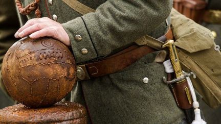 Le 11 décembre 2014 à Comines-Warneton en Belgique, un monument et une cérémonie commémorent le matche de football de Noël 1914 entre soldats anglais et allemands.  
 (PHILIPPE HUGUEN / AFP)