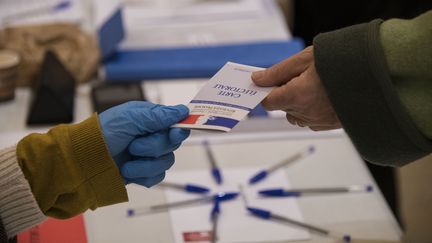 Une électrice vote à Mulhouse (Haut-Rhin), le 15 mars 2020. (SEBASTIEN BOZON / AFP)