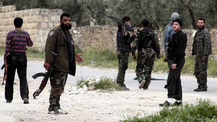 Des combattants du Front Al-Nosra pr&egrave;s d'Alep (Syrie), le 4 avril 2013. (GUILLAUME BRIQUET / CITIZENSIDE / AFP)