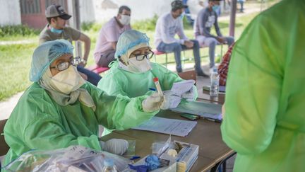 Personnel médical enregistrant des données relatives à des personnes venant de se faire tester, à Rabat, Maroc. (FADEL SENNA / AFP)