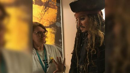 Johnny Depp en visite à l'Institut Curie à Paris, le 27 décembre.&nbsp; (INSTITUT CURIE/TWITTER)