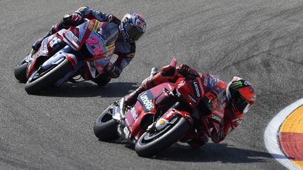 Francesco Bagnaia et Enea Bastianini lors du Grand Prix d'Aragon, le 18 septembre 2022. (PAU BARRENA / AFP)