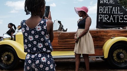 est devenu, le temps d'un week-end, une vitrine pour autos et motos anciennes. La voiture la plus ancienne a 113 ans. Il s'agit d'une Ford T Model, utilisée par le général Jan Smuts à Taita, en Afrique du Sud, pendant la Première Guerre mondiale. Les passionnés du monde entier ont pu y comtempler des modèles moins connus comme une Railton de 1934, suivie d'une MG de 1952. Sur la photo, on aperçoit une Rolls Royce Phantom II datant de 1934, magnifiquement restaurée par le célèbre collectionneur John Wroe, dont c'est la passion depuis plus de 40 ans. C'est sa fille Veronica qui était au volant sur le parcours. (YASUYOSHI CHIBA / AFP)