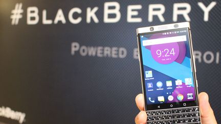 Les téléphones portables Blackberry ne seront plus commercialisés à partir du 31 août 2020. (GLENN CHAPMAN / AFP)