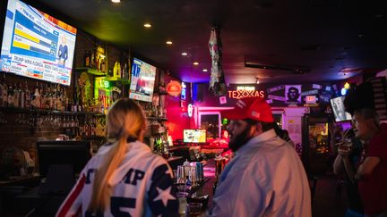 Des électeurs de Donald Trump suivent la soirée électorale dans un bar d'El Paso, au Texas, le 3 novembre 2020. (JUSTIN HAMEL / AFP)