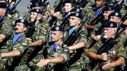 Des soldats de l’Eurocorps descendent les Champs-Elysées à Paris, le 14 juillet 2003.
 
L’Eurocorps est créé officiellement le 5 novembre 1993. C’est une étape importante sur le chemin d’une politique européenne de sécurité et de défense. Il regroupe des troupes de plusieurs pays européens. L’Eurocorps est intervenu notamment au Kosovo et en Afghanistan.
 
 
 (AFP PHOTO JEAN-PIERRE MULLER)