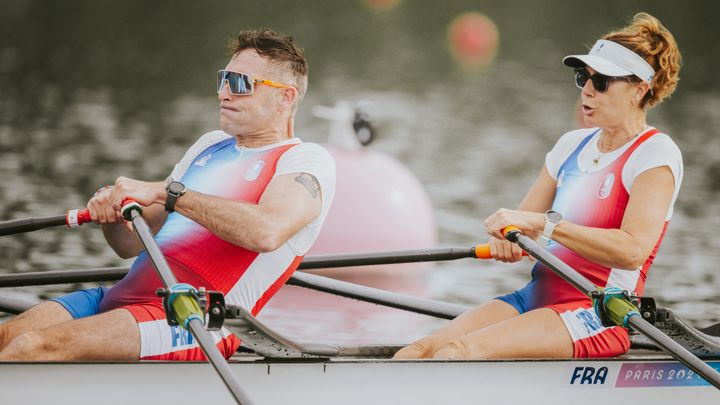 Laurent Cadot et Guylaine Marchand sur le bassin d'aviron de Vaires-sur-Marne, le 31 août 2024, aux Jeux Paralympiques. (BALLET PAULINE / AFP)