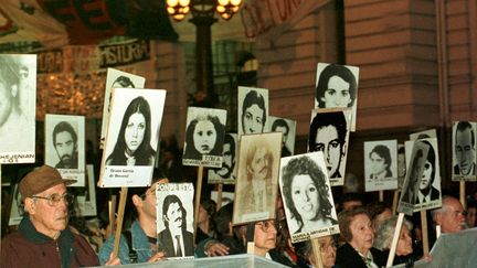 Les familles des disparus pendant la dictature en Argentine (1973-1987) ne cessent de réclamer des informations (photo d'illustration). (MIGUEL ROJO / AFP)