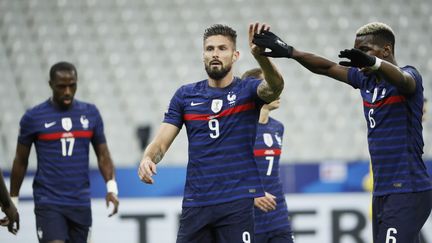 Olivier Giroud, félicité par Paul Pogba pour son 43e but international face à la Suède (STEPHANE ALLAMAN / STEPHANE ALLAMAN)