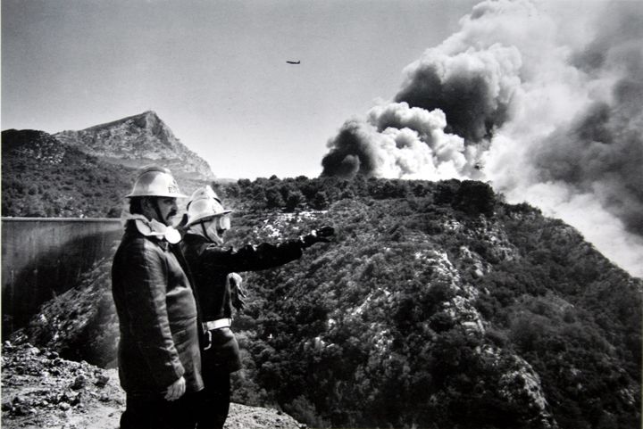 La montagne Sainte-Victoire, lors de l'incendie de 1989, donne l'impression d'un volcan en éruption (AUTRE / MAXPPP)