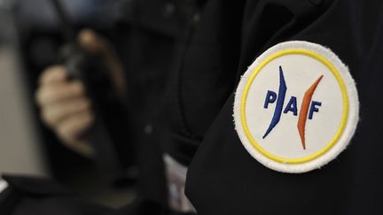 Ecusson d'un policier de la PAF, &agrave; l'a&eacute;roport Roissy-Charles-de-Gaulle (Val-d'Oise), le 25 d&eacute;cembre 2009. (  MAXPPP)