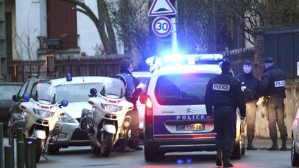 Les forces de police durant l'op&eacute;ration du Raid contre le suspect des tueries de Toulouse et Montauban, &agrave; Toulouse, le 21 mars 2012. (PASCAL PARROT / REUTERS)