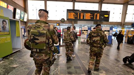 &nbsp; (Contrôles Vigipirate dans le hall et sur les quais de la gare de Nantes, dans le cadre de l'état d'urgence © MaxPPP)