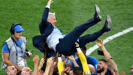 Didier Deschamps, porté en héros par ses joueurs, après la victoire de l'équipe de France en finale de la Coupe du monde&nbsp; (ALEXANDER NEMENOV / AFP)