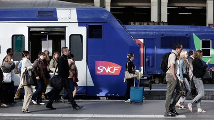 Des passagers sortent d'un train &agrave; la gare de Lyon, au 6e jour de gr&egrave;ve &agrave; la SNCF, le 16 juin 2014, &agrave; Paris.&nbsp; (MAXPPP)