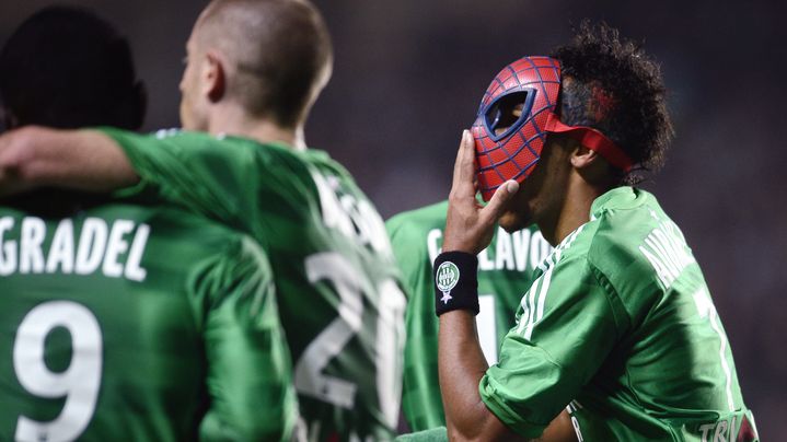 Le St&eacute;phanois Pierre-Emerick Aubameyang se d&eacute;guise en Spiderman pour c&eacute;l&eacute;brer un but, le 26 octobre 2012 contre Rennes. (JEFF PACHOUD / AFP)