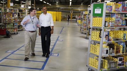 Le pr&eacute;sident am&eacute;ricain, Barack Obama, visite un centre logistique d'Amazon &agrave; Chattanooga, dans le Tenessee (Etats-Unis), le 30 juillet 2013. La veille, le g&eacute;ant de la vente en ligne a annonc&eacute; l'embauche de 7 000 personnes aux Etats-Unis. (LARRY DOWNING / REUTERS)