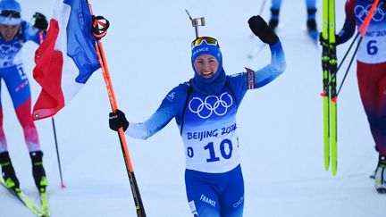 La biathlète française Justine Braisaz-Bouchet célèbre sa victoire lors de la mass sart, le 18 février 2022, aux Jeux olympiques de Pékin. (PIERRE-PHILIPPE MARCOU / AFP)