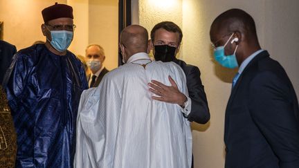 Emmanuel Macron enlace le président mauritanien&nbsp;Ould Cheikh El Ghazouani lors de son déplacement au Tchad pour les funérailles du&nbsp;président Idriss Déby, le 22 avril 2021. (CHRISTOPHE PETIT TESSON / POOL)