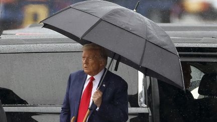 L'ancien président américain Donald Trump arrive à l'aéroport Ronald-Reagan, en Virginie, pour comparaître devant un tribunal fédéral à Washington (Etats-Unis), le 3 août 2023. (TASOS KATOPODIS / GETTY IMAGES NORTH AMERICA / AFP)