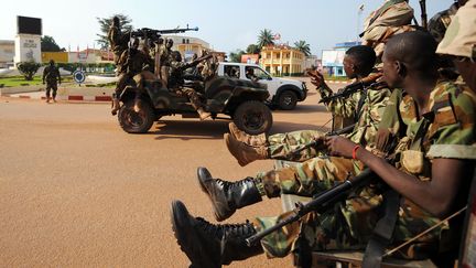 Des soldats patrouillent dans une rue de Bangui (Centrafrique), le 5 d&eacute;cembre 2013. (SIA KAMBOU / AFP)