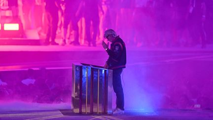 Le DJ français Kavinsky, durant la cérémonie de clôture des Jeux Olympiques de Paris 2024, le 11 août au Stade de France. Il est également prévu au même endroit pour la fête électronique en clôture des Jeux Paralympiques, dimanche 8 septembre 2024. (JUNG YEON-JE / AFP)