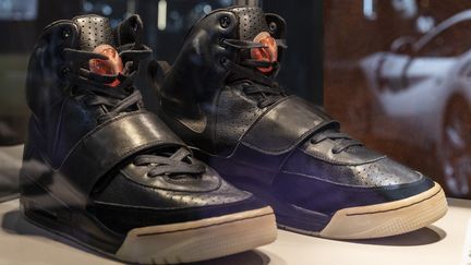 Une paire de baskets Nike Air Yeezy 1 portée par le rappeur Kanye West vendue à une plateforme d'investissement spécialisée pour 1,8 million de dollars,&nbsp;avril 2021 (MIGUEL CANDELA / ANADOLU AGENCY)