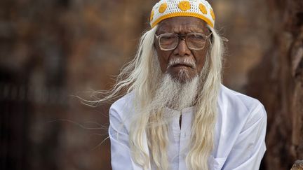 Un vieil homme est assis sur les ruines de la mosqu&eacute;e&nbsp;Feroz Shah Kotla de New Delhi (Inde) &agrave; l'occasion de la pri&egrave;re de l'A&iuml;d el-Fitr marquant la fin du Ramadan, le 20 ao&ucirc;t 2012. (AHMAD MASOOD / REUTERS)