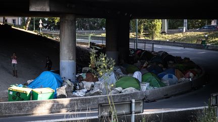 Des migrants ont installé des tentes près du périphérique dans le nord de Paris, le 27 juin 2019. (JOEL SAGET / AFP)