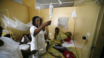 Une infirmière&nbsp;vérifie une perfusion&nbsp;dans un dispensaire en République démocratique du Congo.&nbsp; (DELOCHE / BSIP)