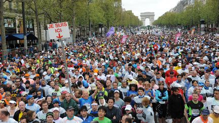 Le départ du Marathon de Paris, sur les Champs-Elysées, le 15 avril 2012 (NATHANAEL CHARBONNIER / RADIO FRANCE)