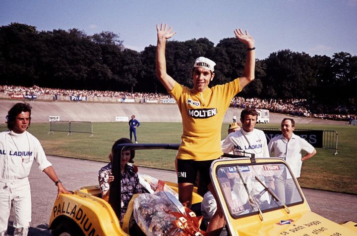 Vainqueur du Tour de France, Eddy Merckx parade sur le vélodrome de la Cipale après sa victoire lors de l'étape finale, le 18 juillet 1971. (AFP)