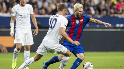 Messi se joue de King.  (CHRISTINE OLSSON / TT NEWS AGENCY)