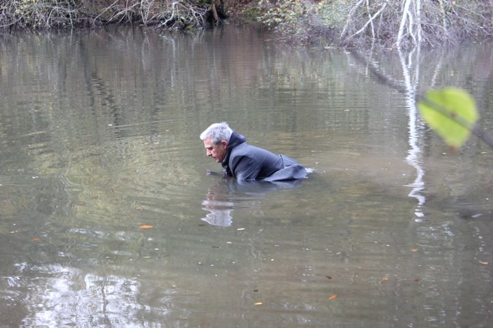 Un acteur jouant le rôle de Robert Boulin se positionne dans l'étang Rompu (Yvelines), le 28 octobre 2019, lors d'une reconstitution organisée par Fabienne Boulin Burgeat. (CLEMENT PARROT / FRANCEINFO)