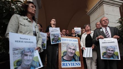 Rassemblement organis&eacute; dans le village de Saint-Martin-V&eacute;subie (Alpes-Maritimes) en soutien &agrave; Herv&eacute; Gourdel, le 23 septembre 2014 (JEAN CHRISTOPHE MAGNENET / AFP)