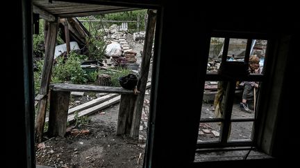 Une maison détruite dans le village de Bohorodychne, dans l'est de l'Ukraine, le 13 septembre 2022. (JUAN BARRETO / AFP)