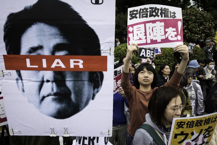 Protesters demand the resignation of Shinzo Abe from the mandate of Prime Minister, April 14, 2018, in Tokyo (Japan).  (RICHARD ATRERO DE GUZMAN / NURPHOTO / AFP)