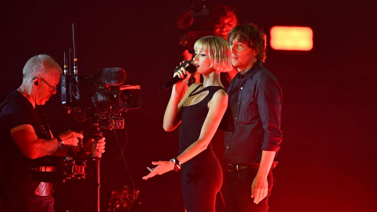 VIDEO. Phoenix, Kavinsky, Angèle et Air ambiancent en musique le Stade de  France lors de la cérémonie de clôture