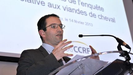 Le ministre d&eacute;l&eacute;gu&eacute; &agrave; la Consommation, Beno&icirc;t Hamon, lors d'une conf&eacute;rence de presse sur l'affaire de la fraude &agrave; la viande de cheval, le 14 f&eacute;vrier 2013 &agrave; Paris.&nbsp; (MEHDI FEDOUACH / AFP)