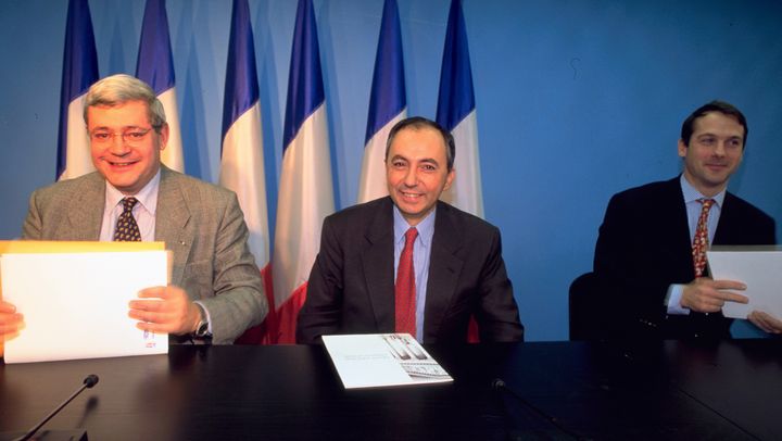 Philippe Olivier (à droite sur la photo) au côté de Bruno Mégret et Bruno Gollnisch lors d'une conférence de presse à Saint-Cloud (Hauts-de-Seine), le 7 janvier 1998. (LUDOVIC / REA)