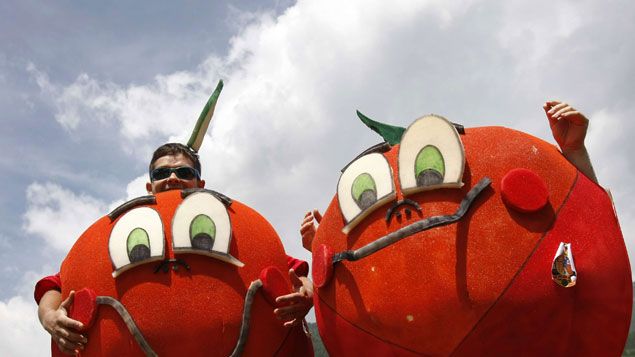 &nbsp; (Deux supporters déguisés en Naranjito, la mascotte du Mondial 1982 © Bernat Armangue/AP/SIPA)