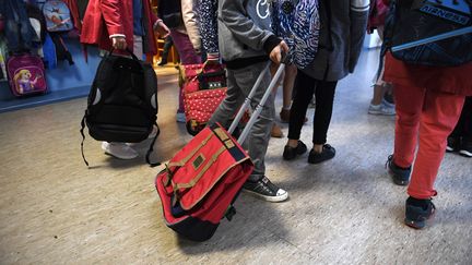 Des élèves du primaire font leur rentrée à Quimper (Finistère), le 4 septembre 2017. (FRED TANNEAU / AFP)